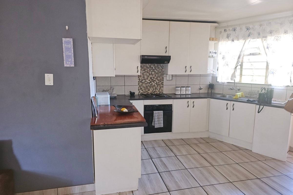 Spacious 2 Bedroom Upstairs Apartment To Rent in Florida, Roodepoort - Photo 2