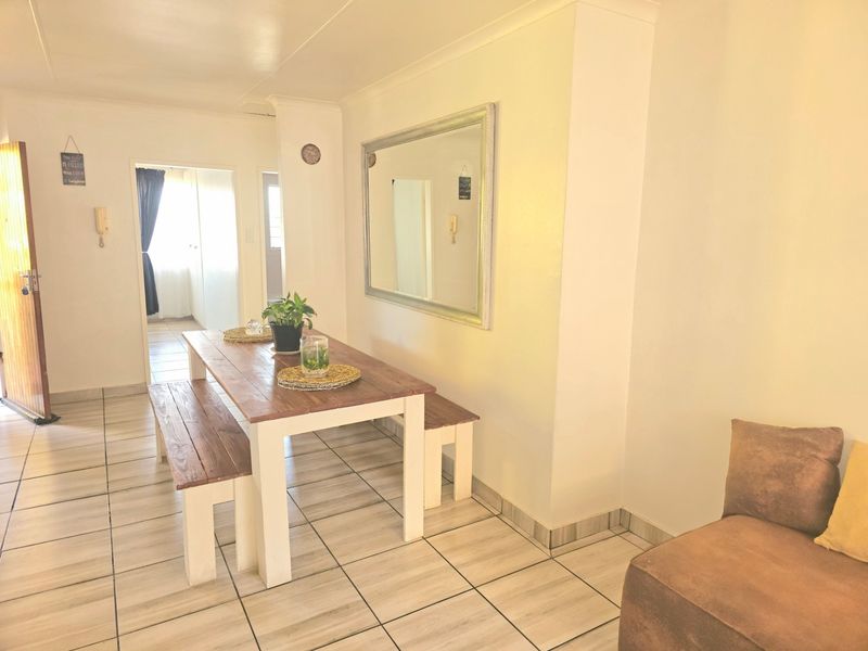 Spacious 2 Bedroom Upstairs Apartment To Rent in Florida, Roodepoort - Photo 5