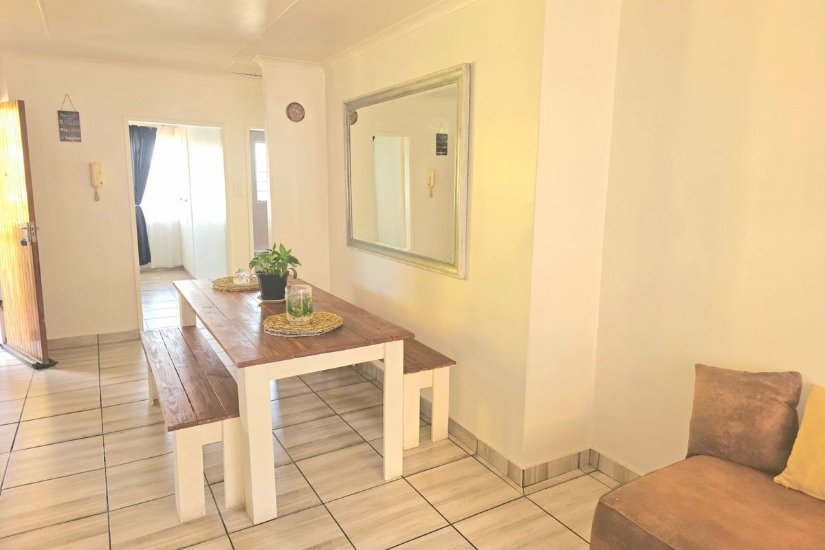 Spacious 2 Bedroom Upstairs Apartment To Rent in Florida, Roodepoort - Photo 5