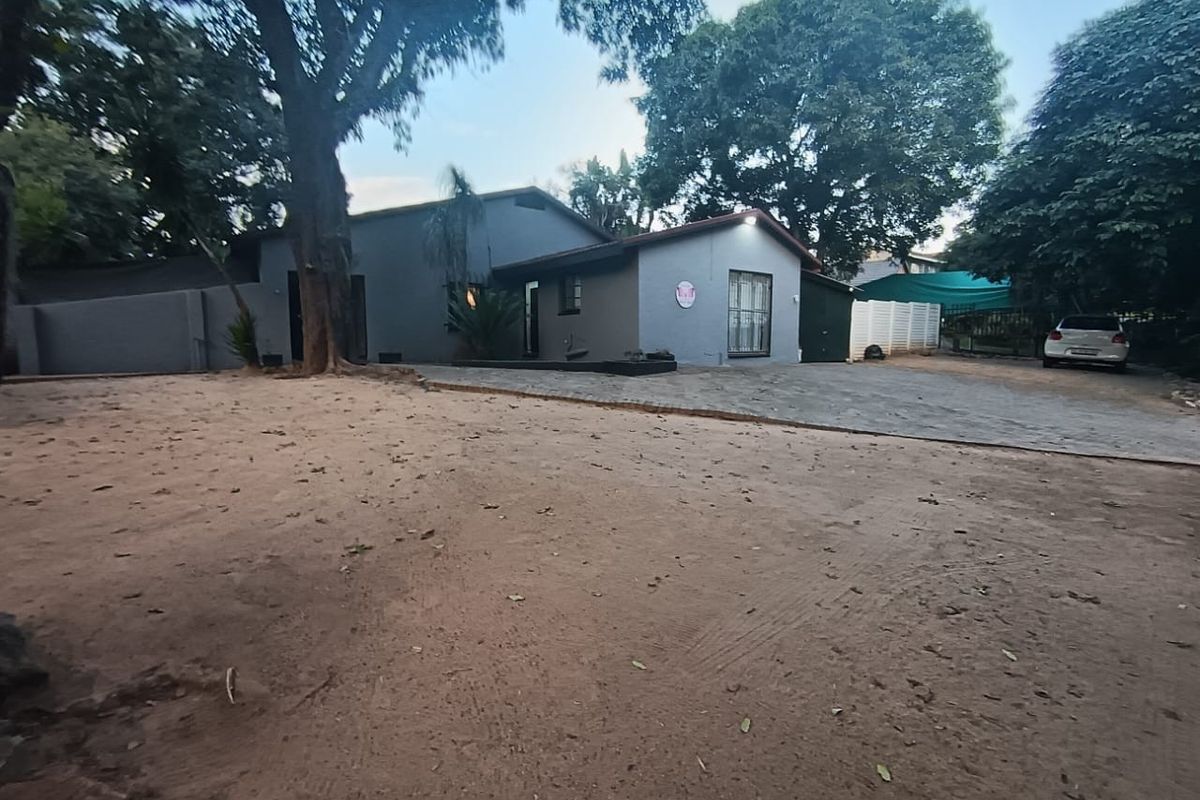 5 Bedroom,3 Bathroom House For Sale in West Acres, Nelspruit - Photo 2