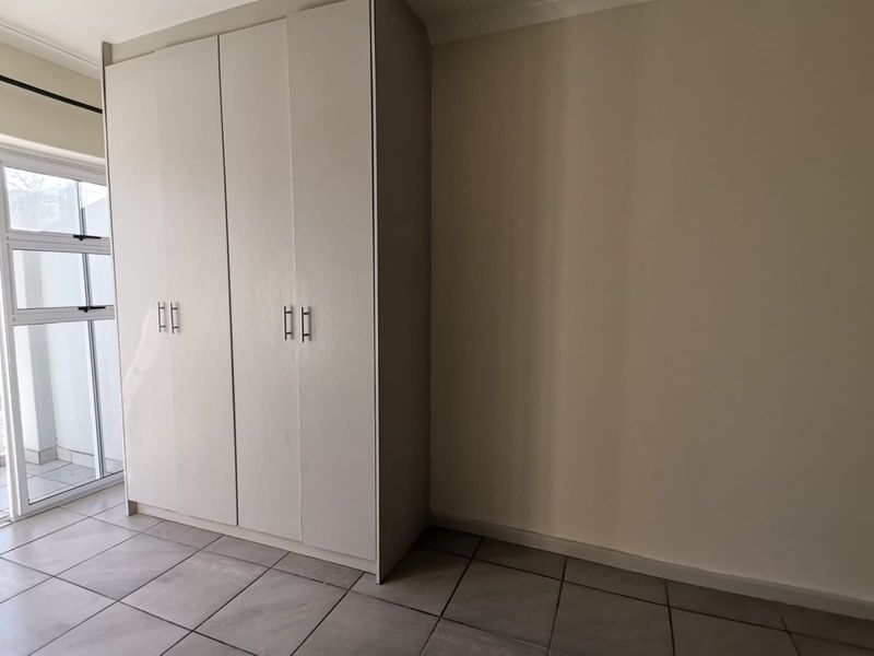 Modern 1 Bedroom Apartment for sale in La Vie Estate in Paarl - Photo 8