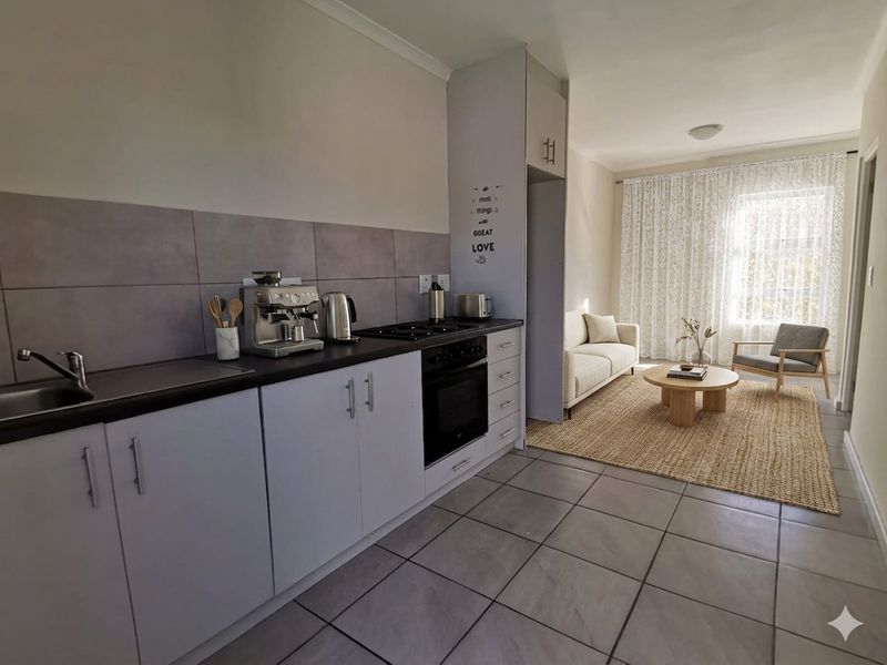 Modern 1 Bedroom Apartment for sale in La Vie Estate in Paarl - Photo 2