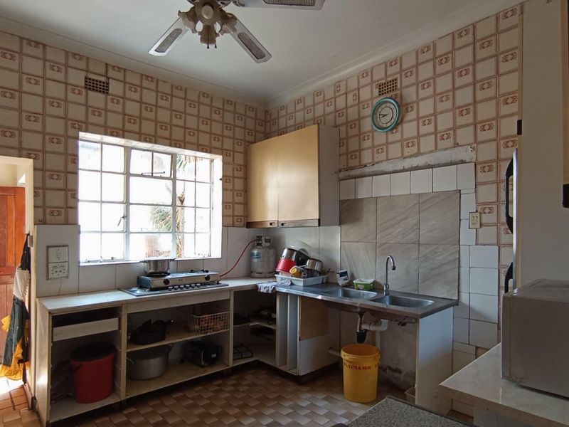 Spacious 4-Bedroom Family Home with Separate 3-Bedroom Flatlet in Sydenham - Photo 2