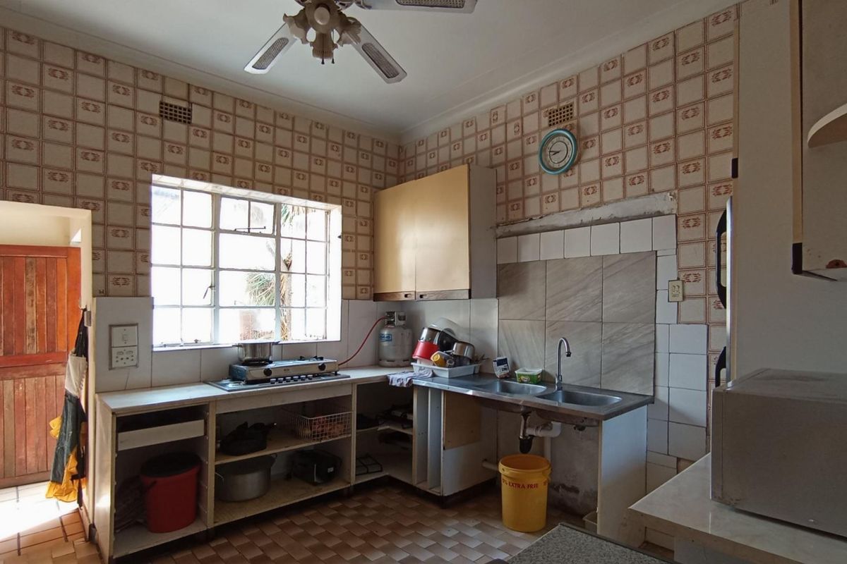Spacious 4-Bedroom Family Home with Separate 3-Bedroom Flatlet in Sydenham - Photo 2