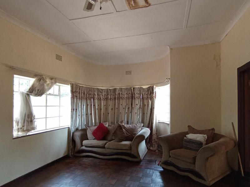 Spacious 4-Bedroom Family Home with Separate 3-Bedroom Flatlet in Sydenham - Photo 3