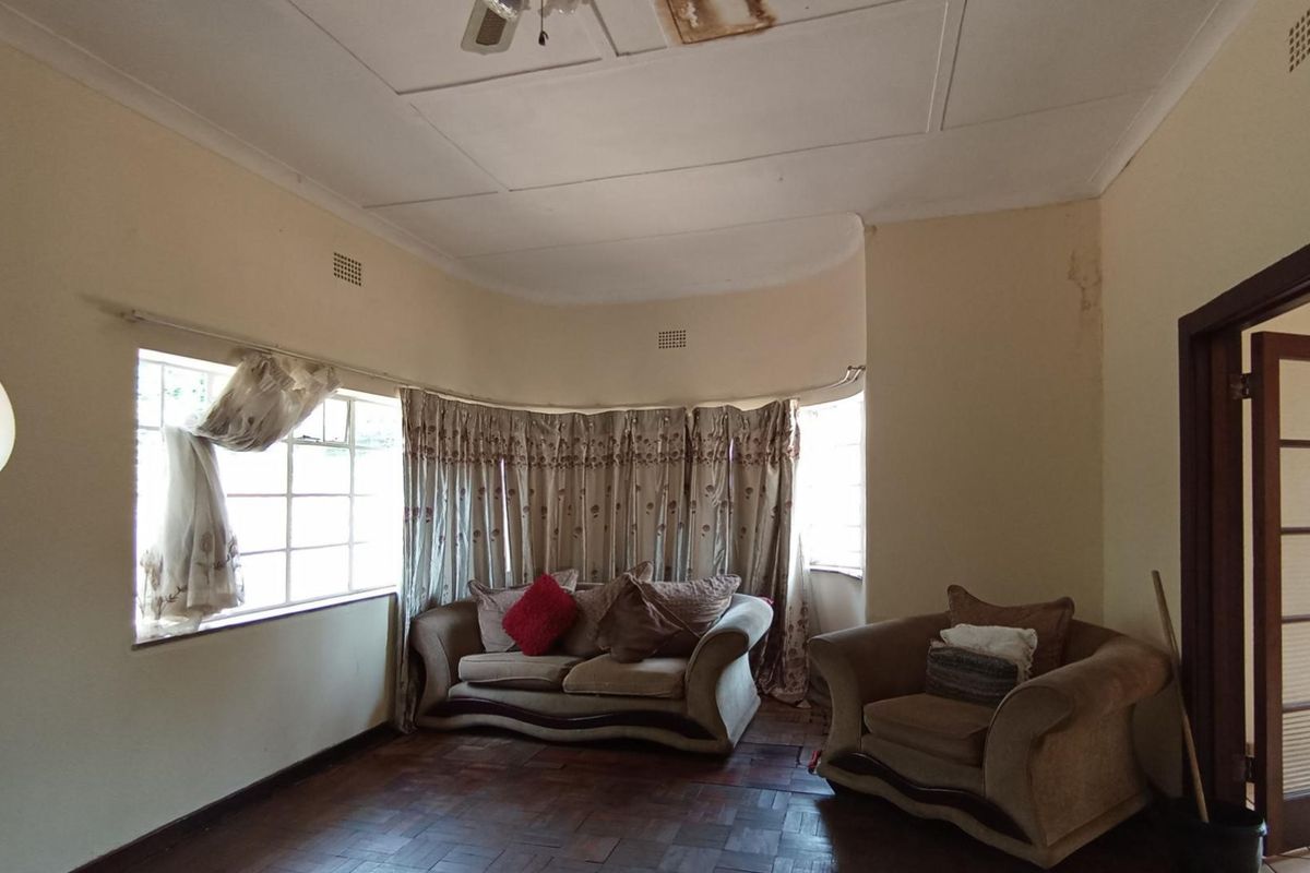 Spacious 4-Bedroom Family Home with Separate 3-Bedroom Flatlet in Sydenham - Photo 3