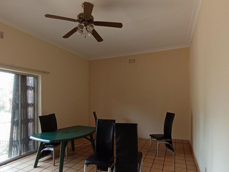 Spacious 4-Bedroom Family Home with Separate 3-Bedroom Flatlet in Sydenham - Photo 5
