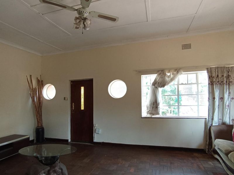 Spacious 4-Bedroom Family Home with Separate 3-Bedroom Flatlet in Sydenham - Photo 9