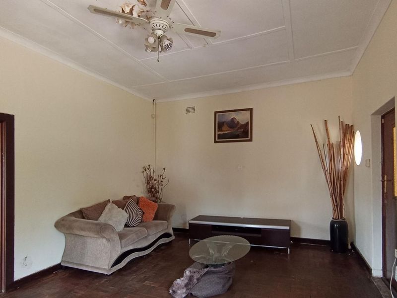 Spacious 4-Bedroom Family Home with Separate 3-Bedroom Flatlet in Sydenham - Photo 8