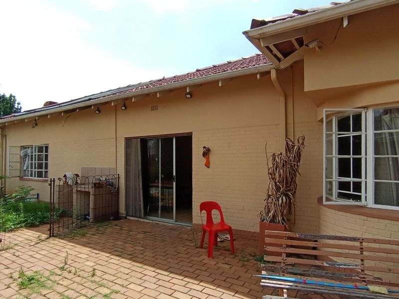 Spacious 4-Bedroom Family Home with Separate 3-Bedroom Flatlet in Sydenham - Photo 7