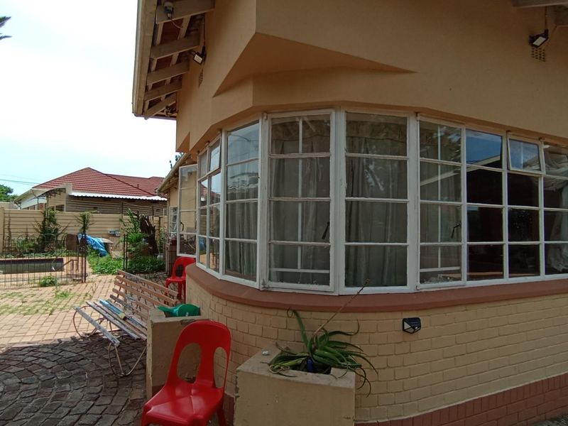 Spacious 4-Bedroom Family Home with Separate 3-Bedroom Flatlet in Sydenham - Photo 6