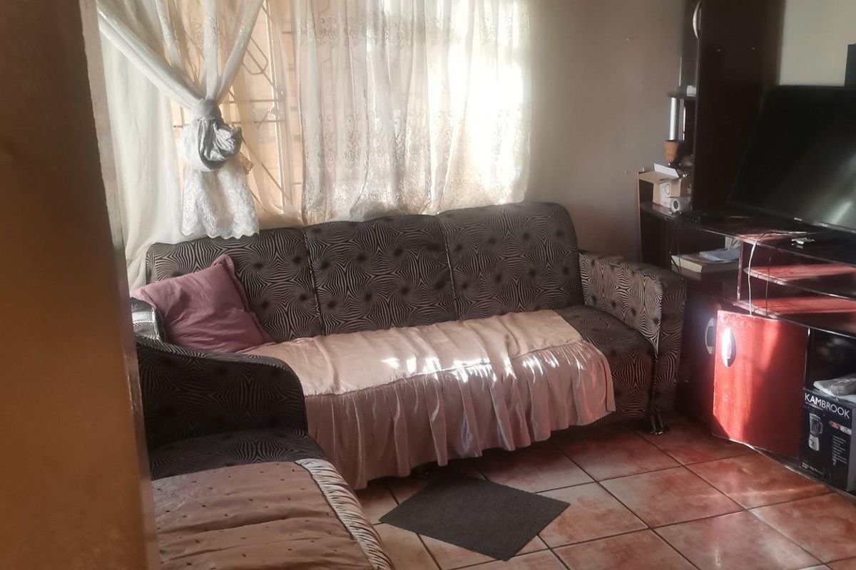 House For Sale in Ililiba, Tembisa - Photo 3