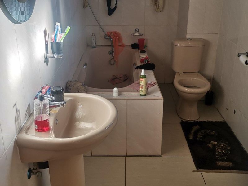 House For Sale in Commercia, Midrand - Photo 9