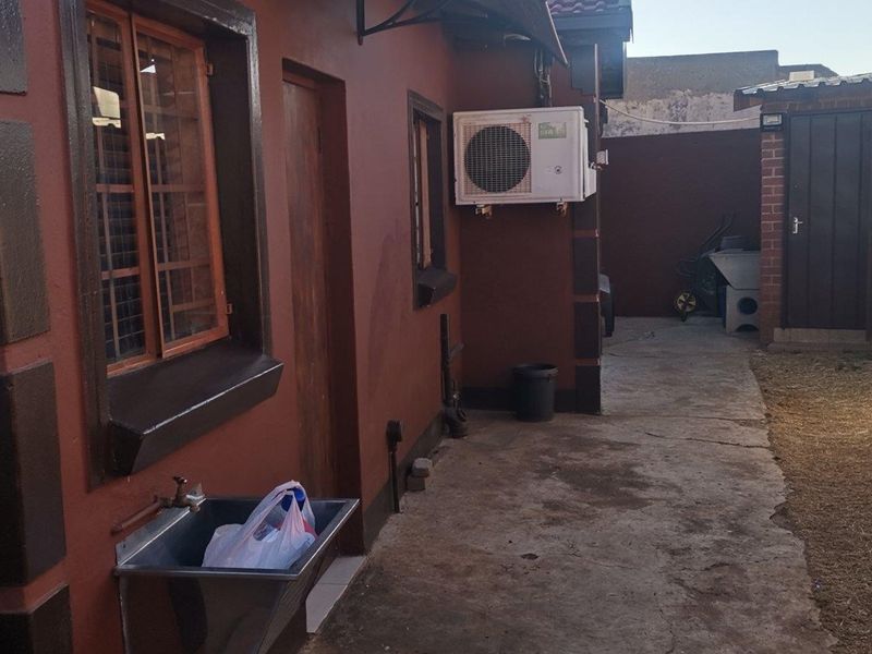 House For Sale in Commercia, Midrand - Photo 6
