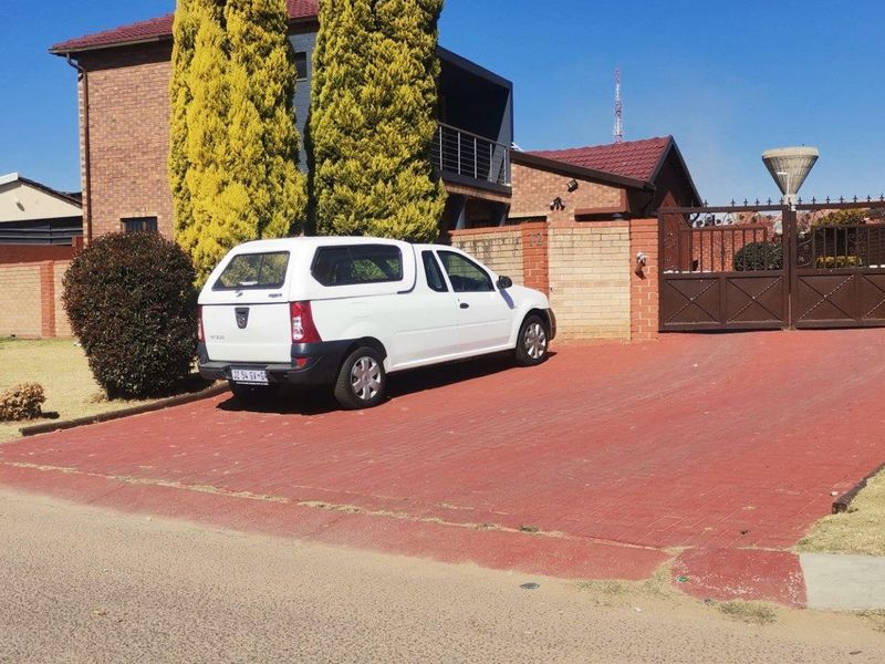 House For Sale in Commercia, Midrand - Photo 1
