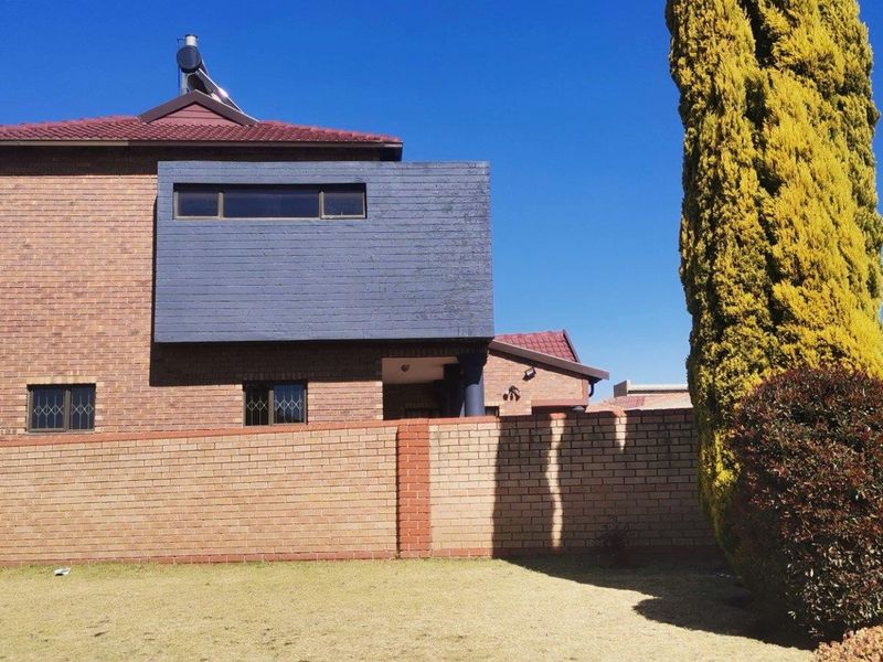 House For Sale in Commercia, Midrand - Photo 3