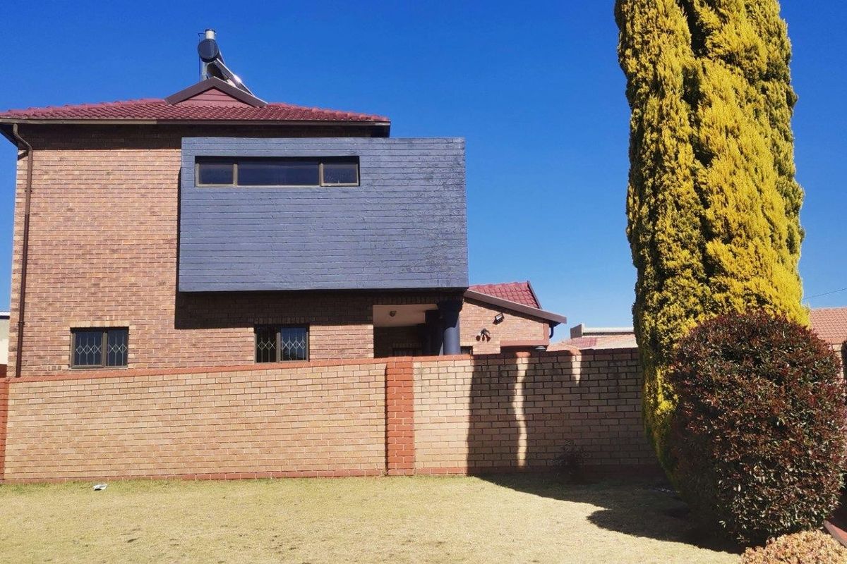 House For Sale in Commercia, Midrand - Photo 3