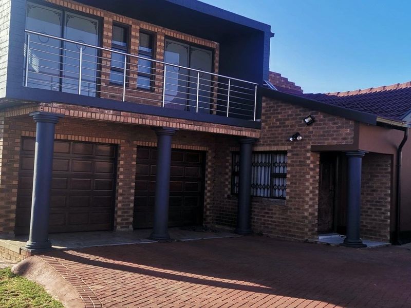 House For Sale in Commercia, Midrand - Photo 4