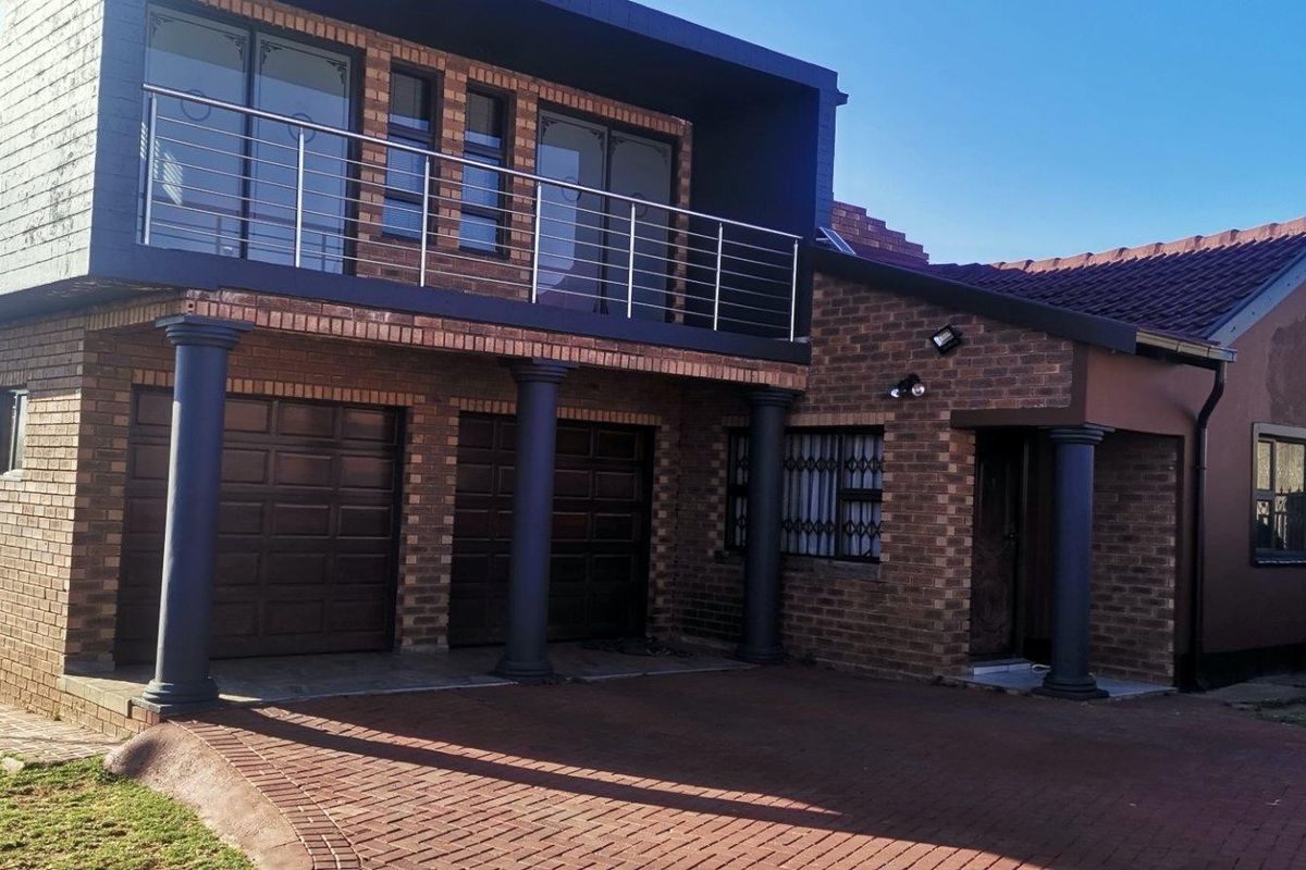House For Sale in Commercia, Midrand - Photo 4
