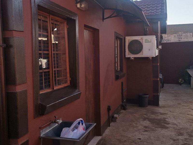 House For Sale in Commercia, Midrand - Photo 5