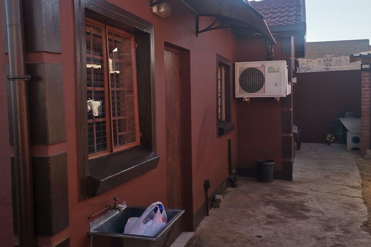 House For Sale in Commercia, Midrand - Photo 5