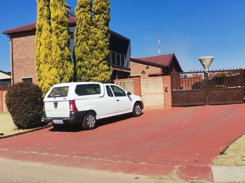 House For Sale in Commercia, Midrand - Photo 2