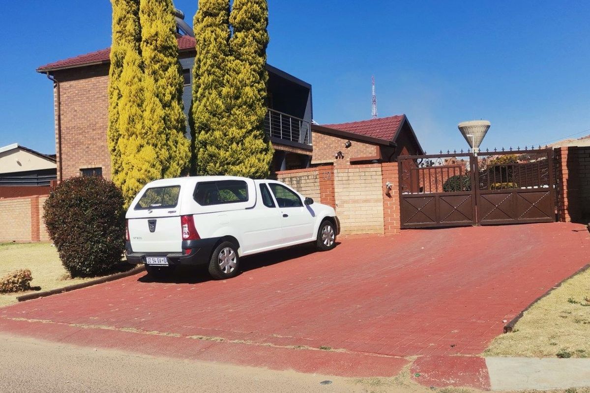 House For Sale in Commercia, Midrand - Photo 2