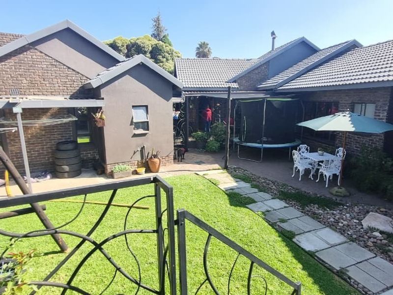 Spacious Family Living with Flatlet with  Entertainment Appeal in Dalpark - Photo 1