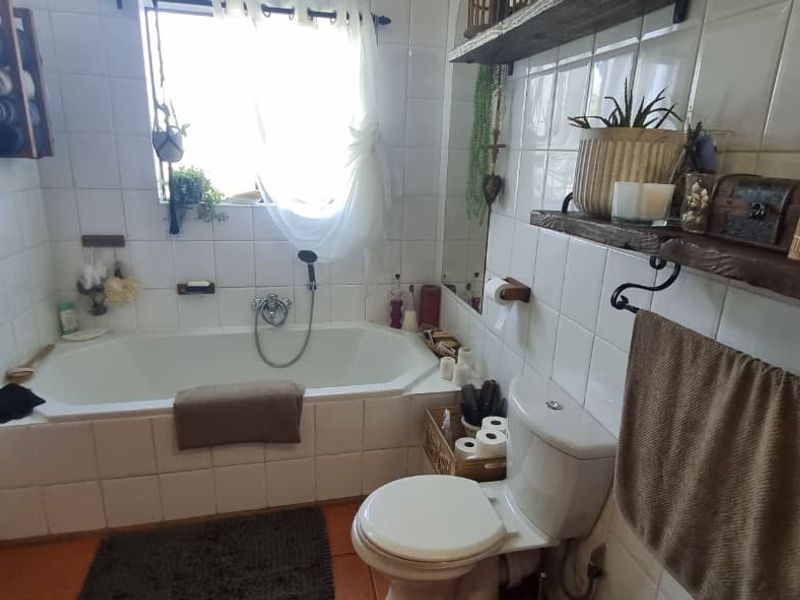 Spacious Family Living with Flatlet with  Entertainment Appeal in Dalpark - Photo 6