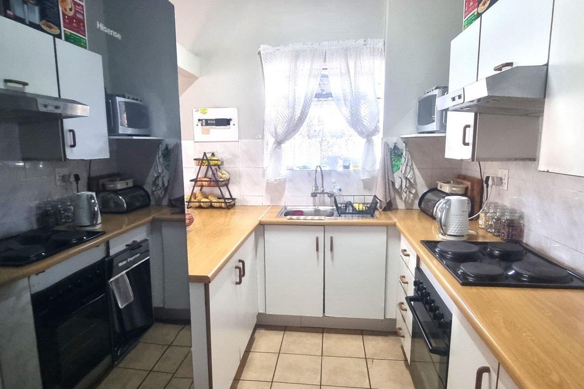 Townhouse For Sale in Glen Marais, Kempton Park - Photo 2
