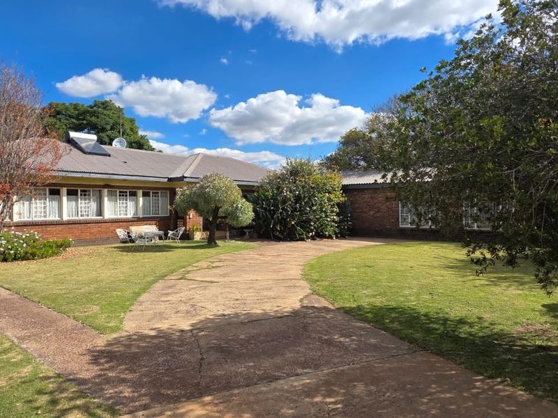 House For Sale in Witbank Ext 5, Witbank - Photo 2