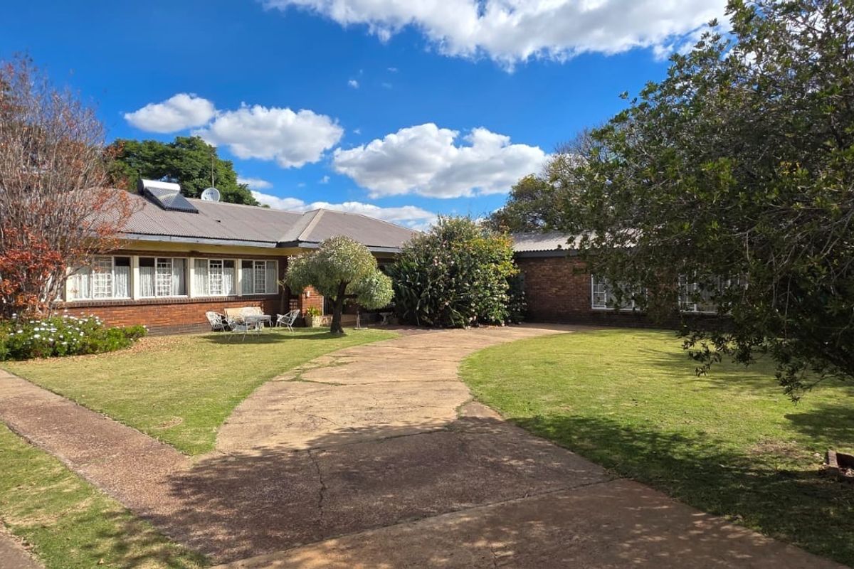 House For Sale in Witbank Ext 5, Witbank - Photo 2