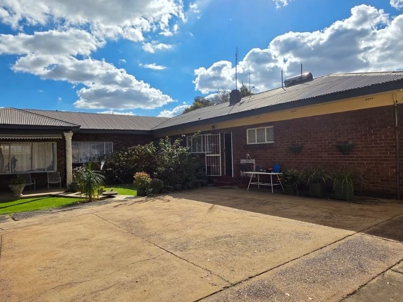 House For Sale in Witbank Ext 5, Witbank - Photo 4