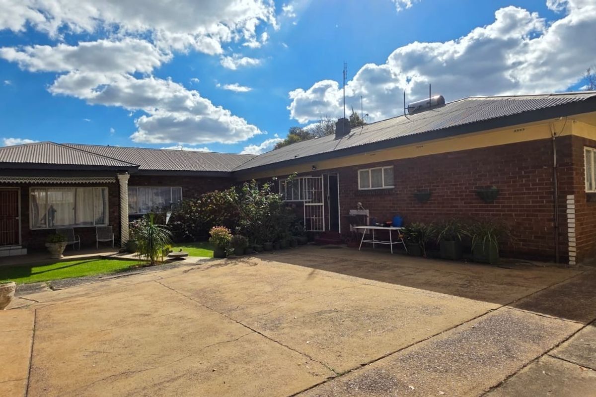 House For Sale in Witbank Ext 5, Witbank - Photo 4