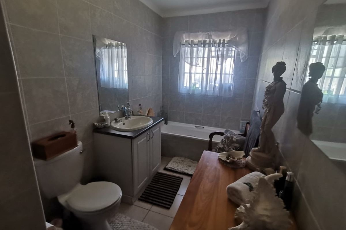 Stunning 2 bedroom unit in retirement village for sale. - Photo 4