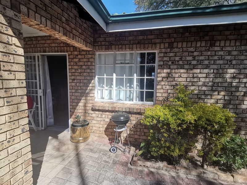 Stunning 2 bedroom unit in retirement village for sale. - Photo 3