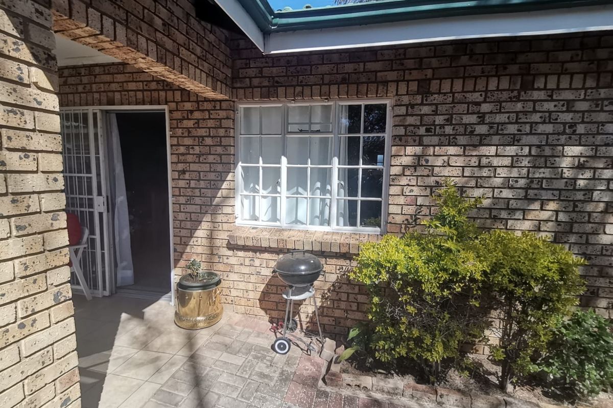 Stunning 2 bedroom unit in retirement village for sale. - Photo 3
