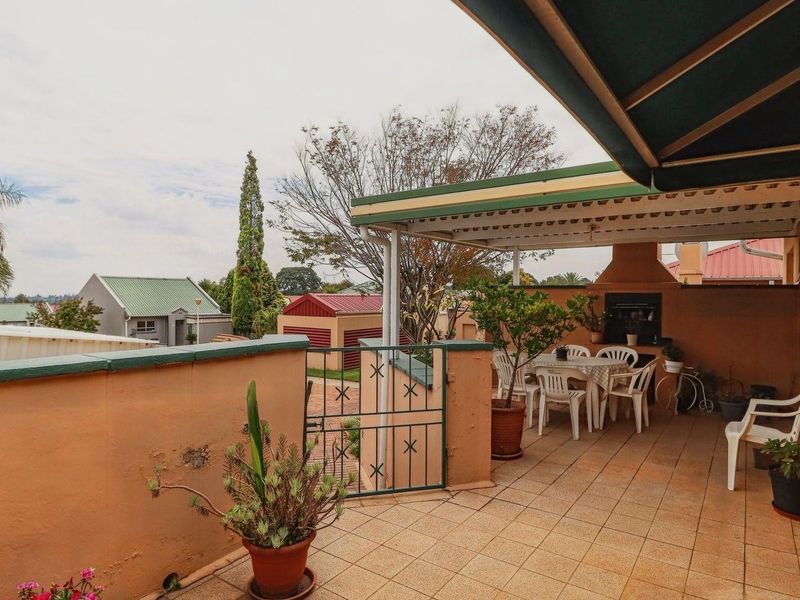 Townhouse For Sale in Terenure, Kempton Park - Photo 3