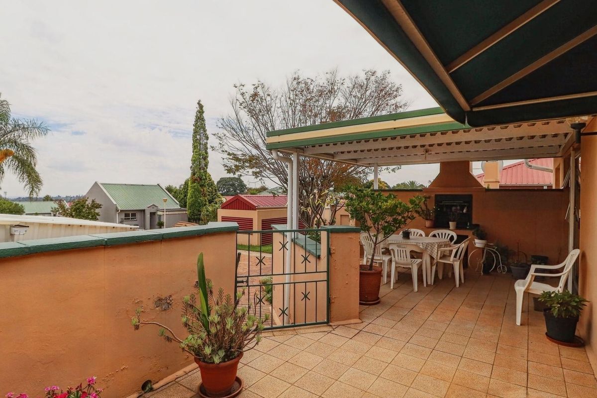 Townhouse For Sale in Terenure, Kempton Park - Photo 3