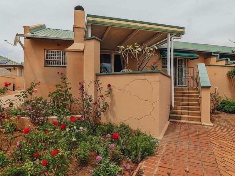 Townhouse For Sale in Terenure, Kempton Park - Photo 2