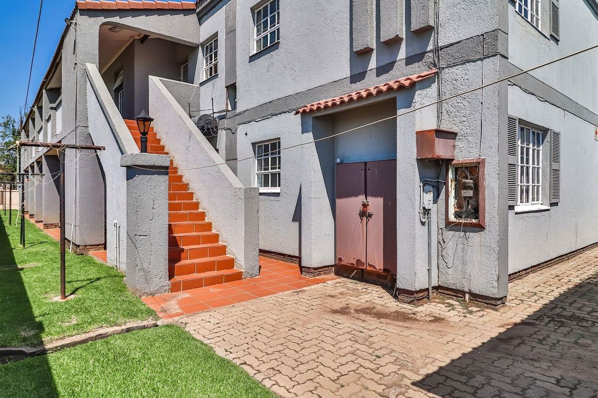 Townhouse For Sale in Boksburg - Photo 2