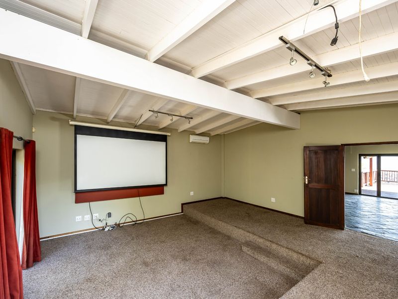 Spacious Family Home Available to Rent from 1 July 2026 - Smallholding with Panoramic Views - Photo 9