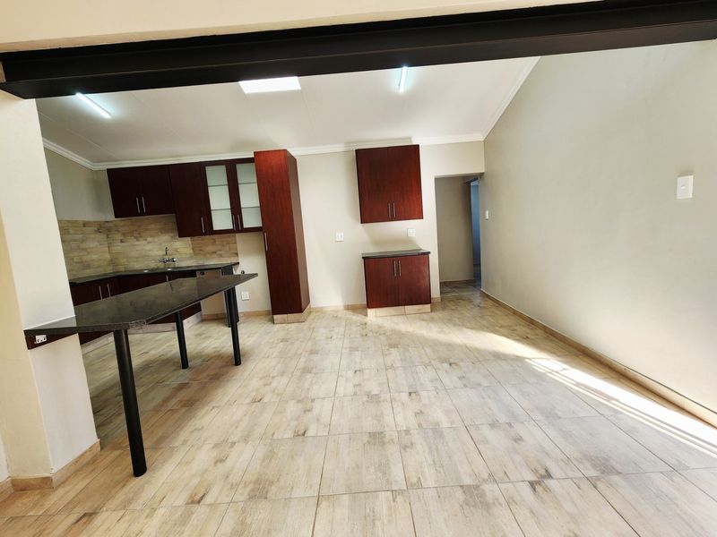 Newly Renovated 3 bedroom  2 Bathroom house To Rent in Wierda Park, Centurion - Photo 9