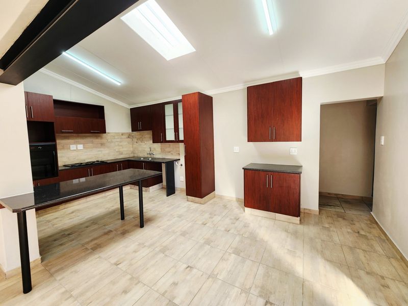 Newly Renovated 3 bedroom  2 Bathroom house To Rent in Wierda Park, Centurion - Photo 4
