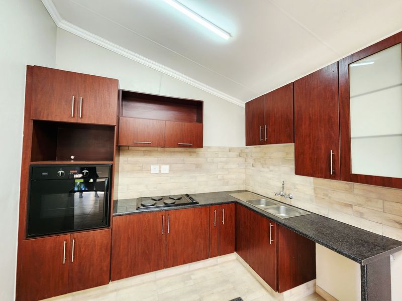 Newly Renovated 3 bedroom  2 Bathroom house To Rent in Wierda Park, Centurion - Photo 2