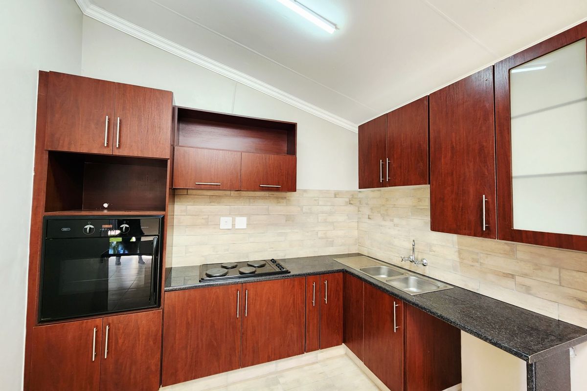Newly Renovated 3 bedroom  2 Bathroom house To Rent in Wierda Park, Centurion - Photo 2