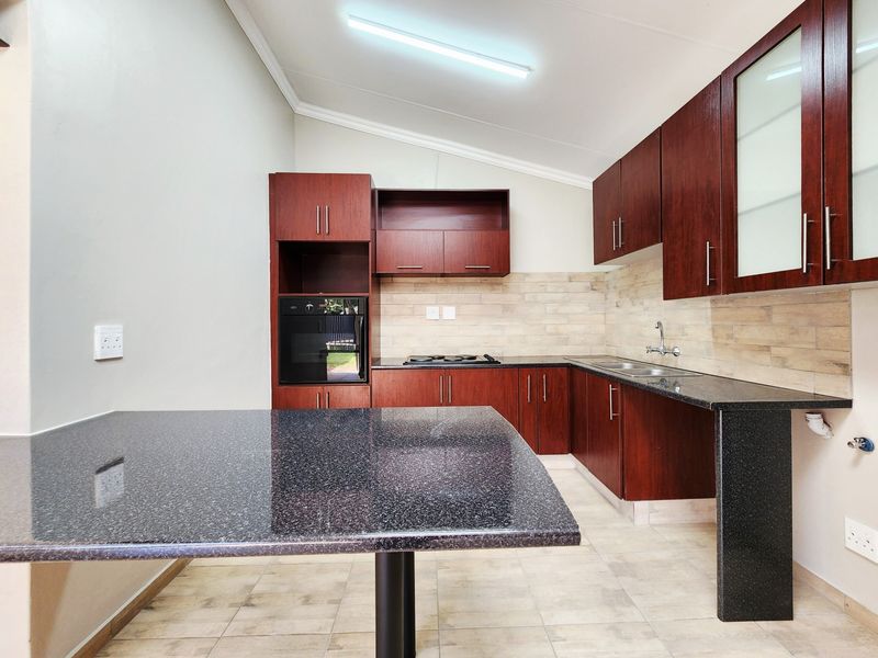 Newly Renovated 3 bedroom  2 Bathroom house To Rent in Wierda Park, Centurion - Photo 5