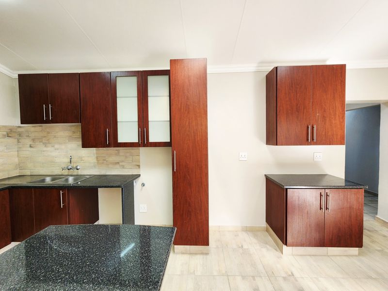 Newly Renovated 3 bedroom  2 Bathroom house To Rent in Wierda Park, Centurion - Photo 3