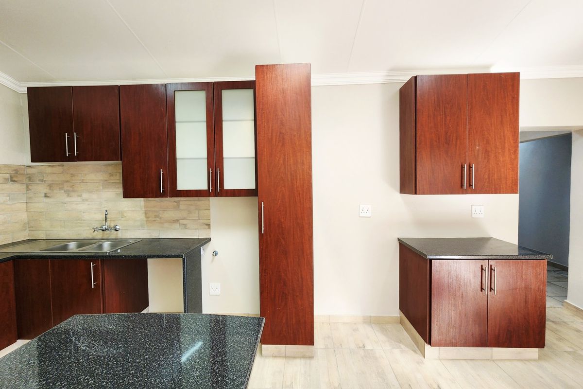 Newly Renovated 3 bedroom  2 Bathroom house To Rent in Wierda Park, Centurion - Photo 3
