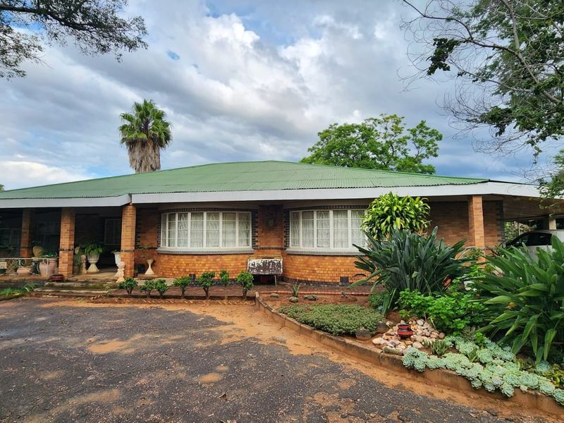 4 Bedroom House with One Bedroom Flat For Sale in Modimolle - Photo 1